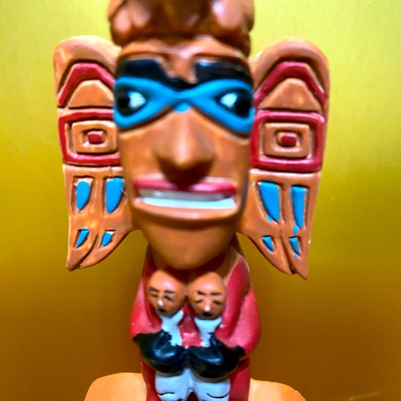 NATIVE AMERICAN VINTAGE TOTEM POLE ALASKA SOUVENIR RESIN 5” - Picture 3 of 13